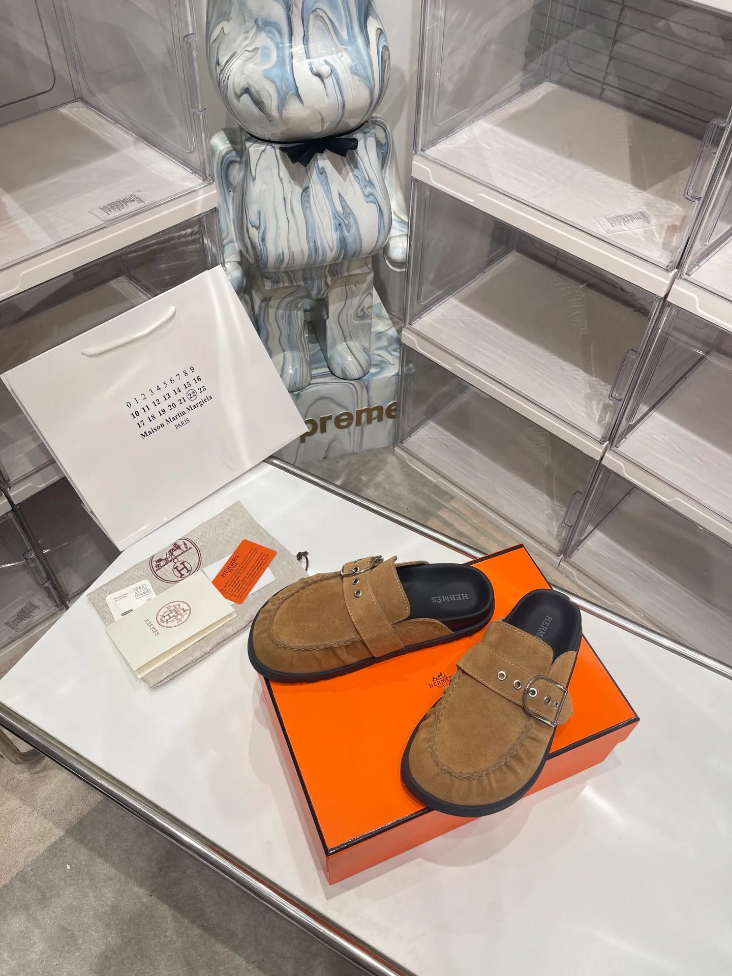[H Family Hermès] P: 540💰 Size: Male 39-44 (45 46 customized) Female 35-40 (41 42 customized) HERMES Hermès latest kelly buckle couple style Birkenstock slippers, classic family language design! It looks good no matter how you match it! Casual and high-end feeling, the comfort is also great, paired with a variety of colorful socks, it gives a trendy and high-end feel ●Upper: imported cow suede ●Inner: imported sheepskin ●Foot pads: imported mixed sheepskin ●Outsole: Tpu non-slip and wear-resistant outsole